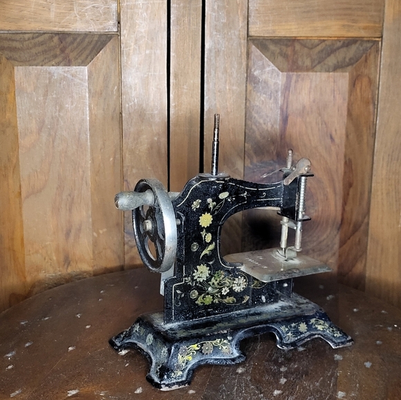 Antique Sewing Machine - Picture 10 of 14
